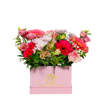 Σύνθεση με Ροζ - Φούξια Τριαντάφυλλα, Αλστομέρια, Ζέρμπερες, Χρυσάνθεμα και Πλούσιες Πρασινάδες